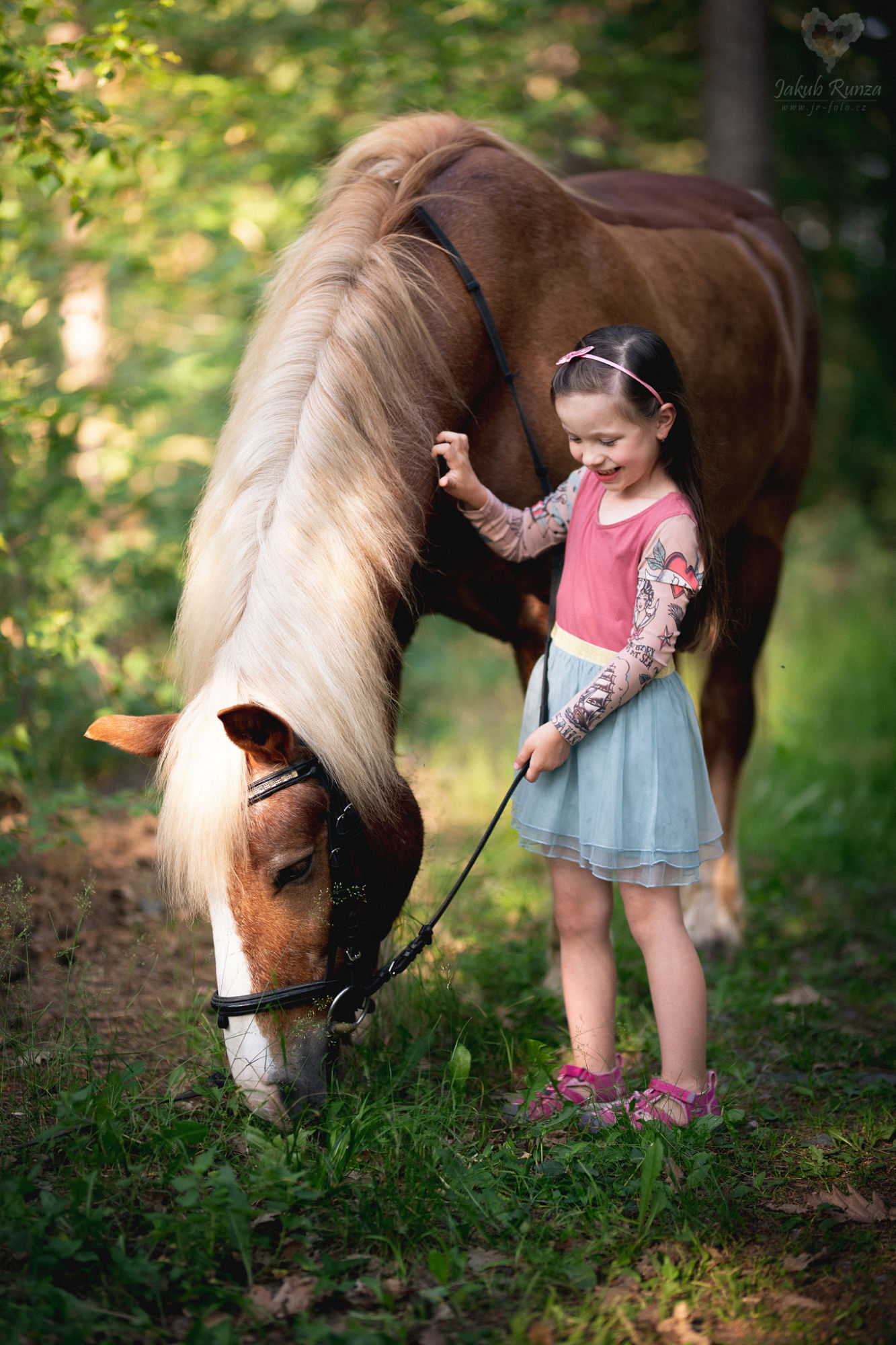 Rodinné focení - holčička s koníkem